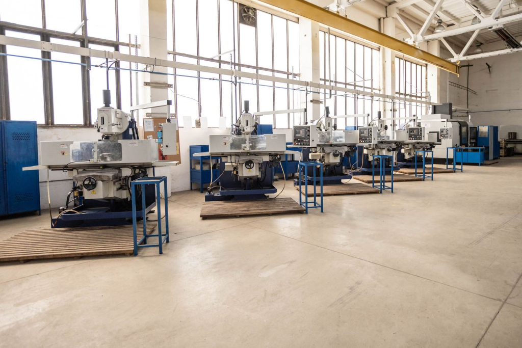 stroje v strojníckej dielni