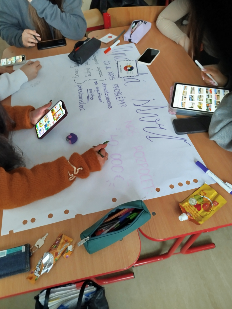 žiaci pracujú na parti rozpočtoch