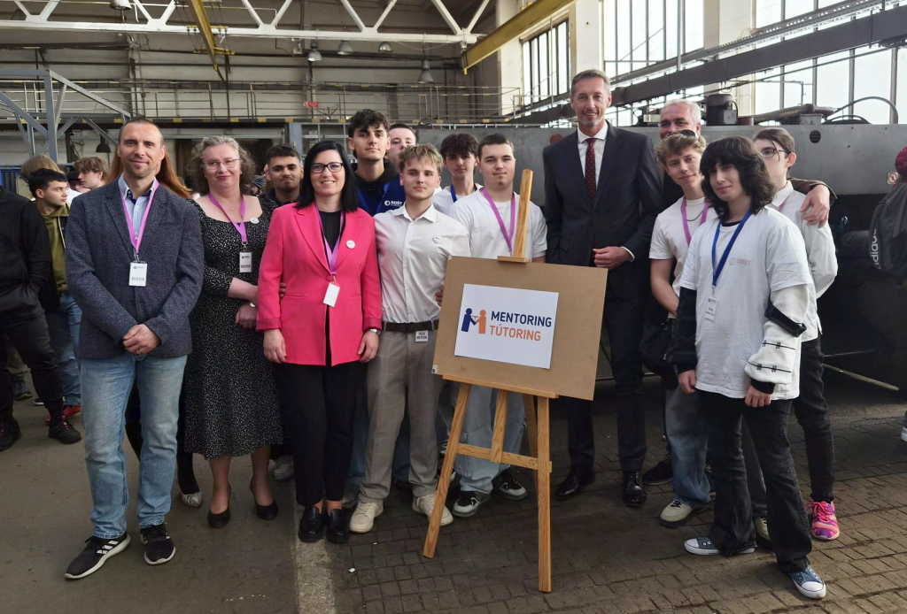 predseda PSK so žiakmi a učiteľmi školy