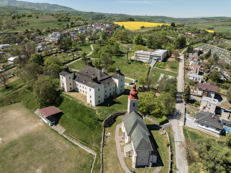 letecký pohľad na kaštieľ