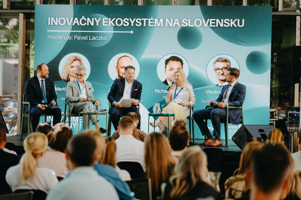 diskutujúci na konferencii
