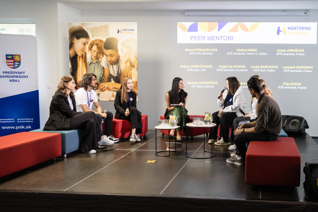 predstavenie peer mentorov počas konferencie