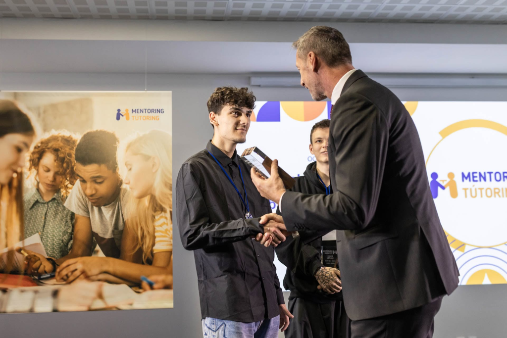 predseda PSK odovzdáva cenu jednému z peer mentorov