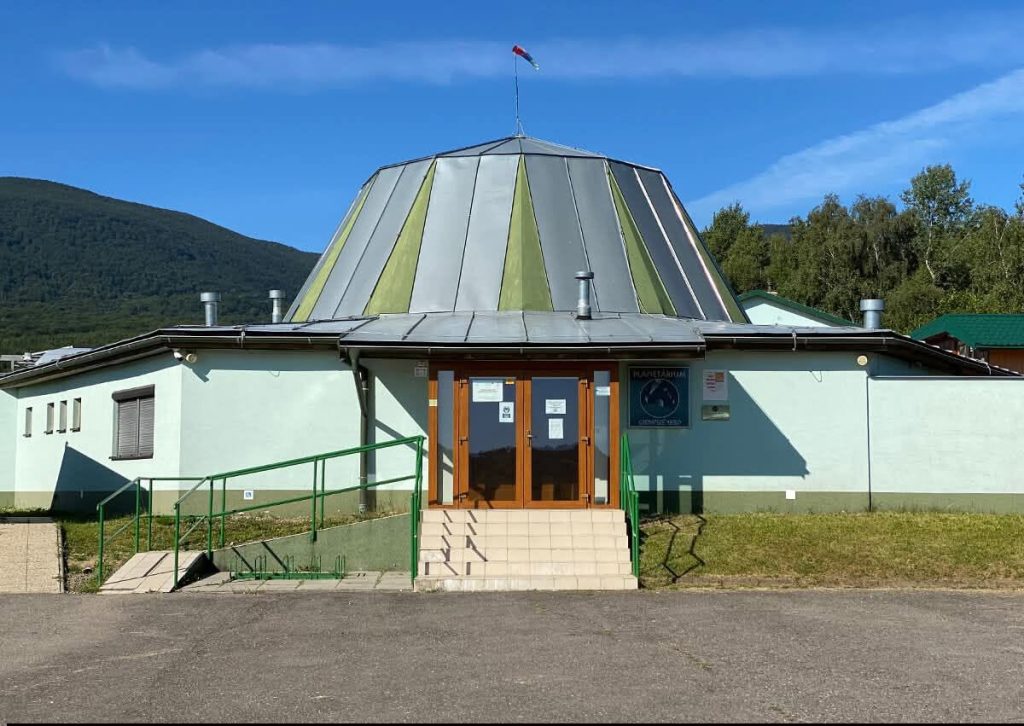 Budova hvezdárne na Kolonickom sedle v Humennom