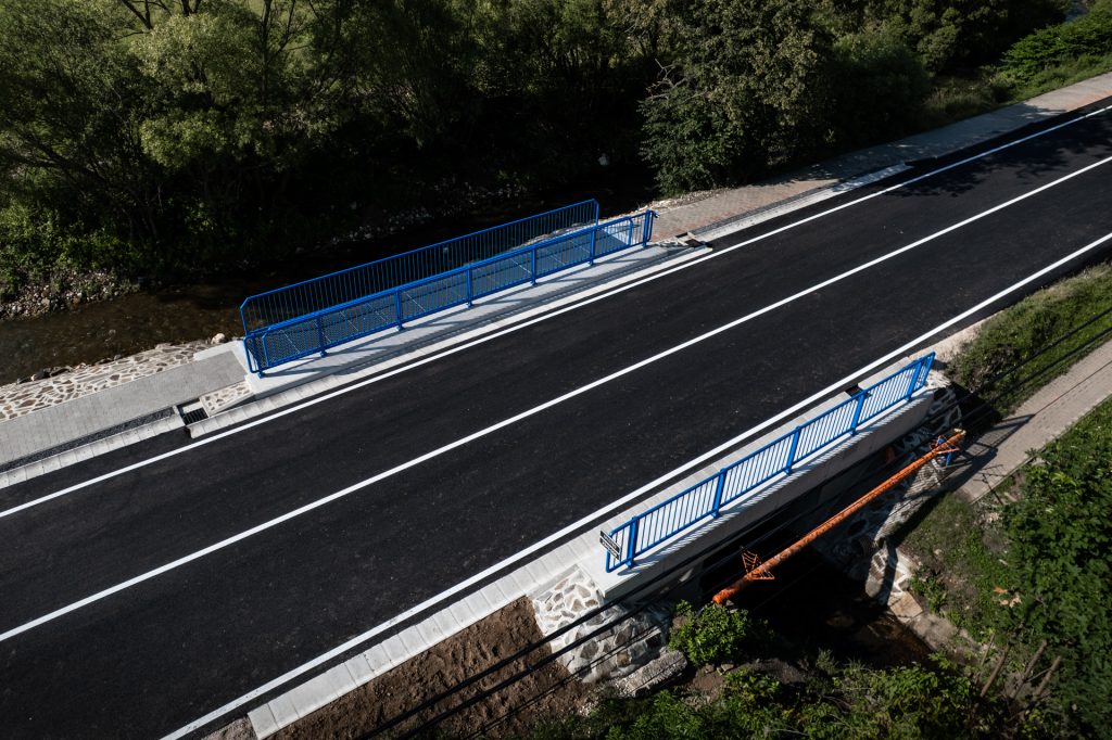 pohľad na zrekonštruovaný most V Lučivnej zhora