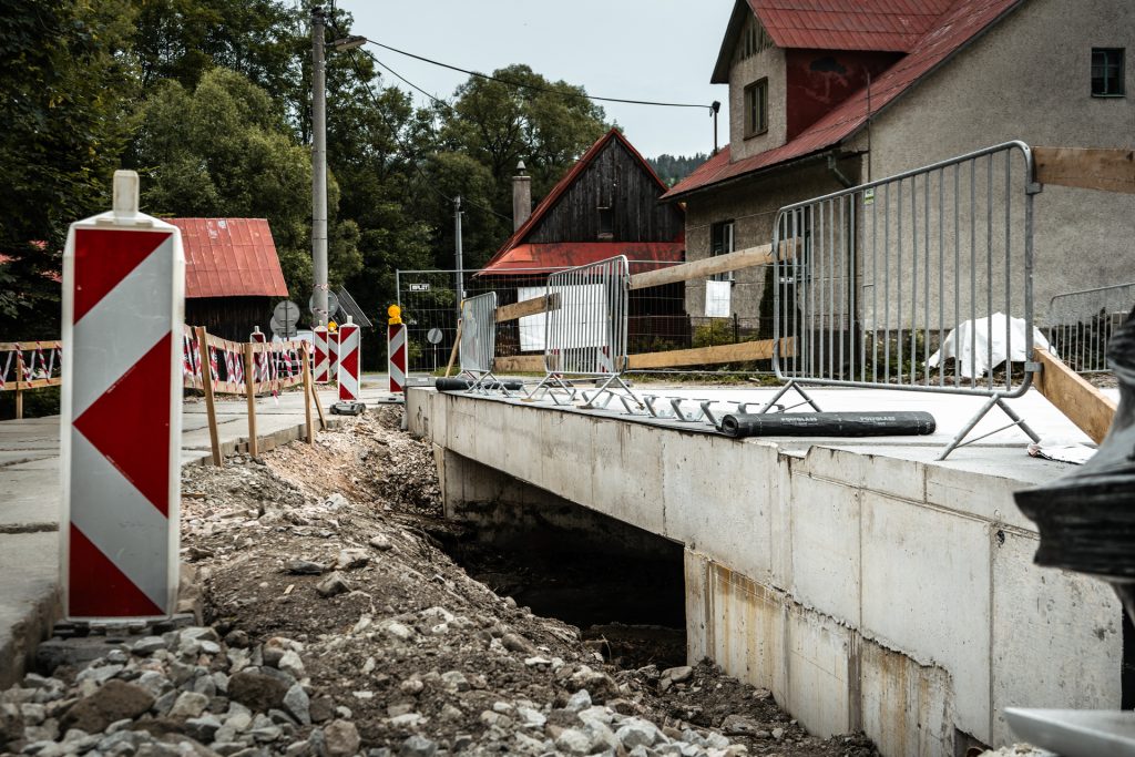 detail na rekonštrukciu mosta v Osturni