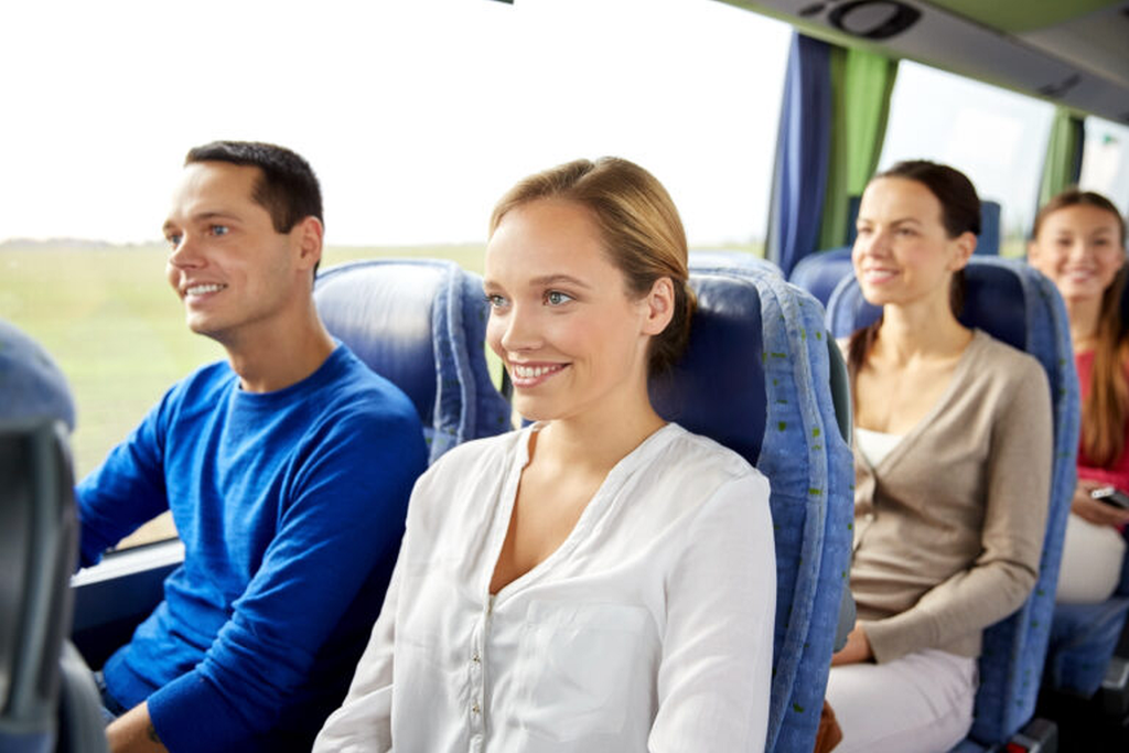 cestujúci v autobuse