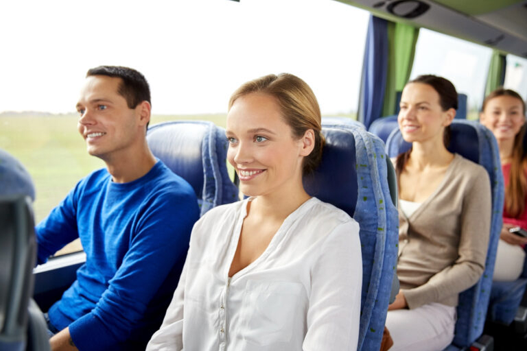 cestujúci v autobuse