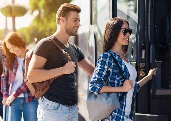 cestujúci nastupujú do autobusu