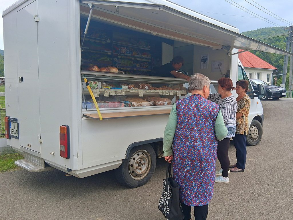 Obyvatelia obce pri nákupe v pojazdnej predajni