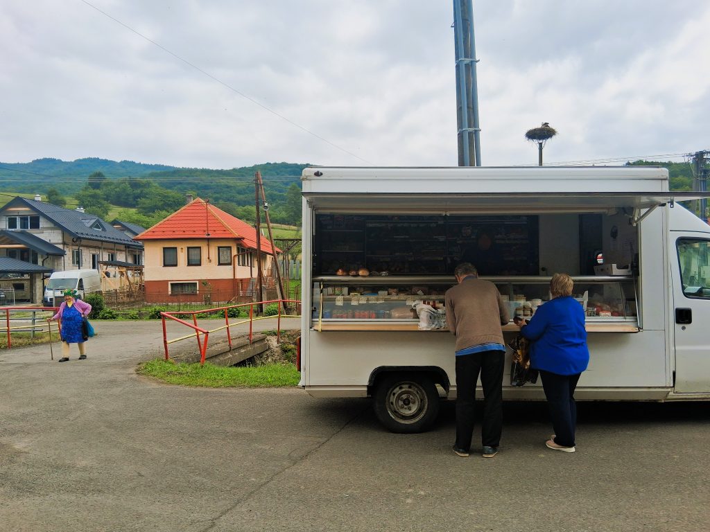 Dôchodcovia pri nákupe v pojazdnej predajni