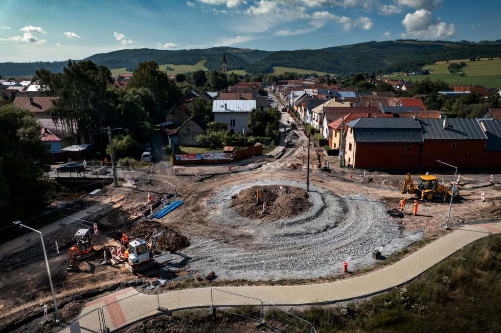 Pohľad z výšky na práce na kruhovej križovatke v Spišskom Bystrom