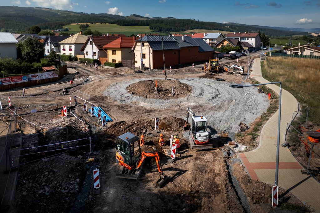 Pohľad z výšky na práce na kruhovej križovatke v Spišskom Bystrom