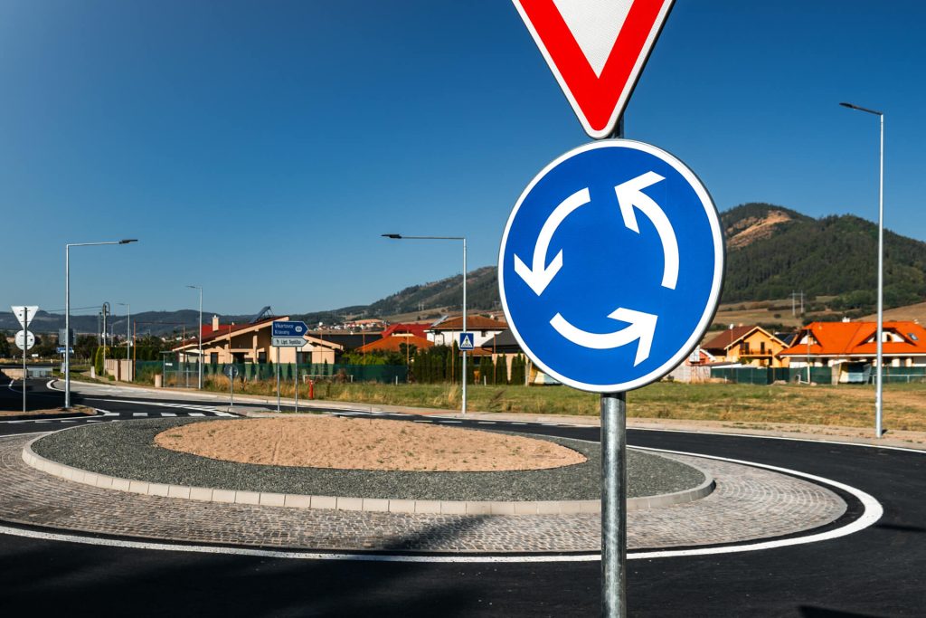 po realizácii - pohľad 5 - na kruhový objazd a značku