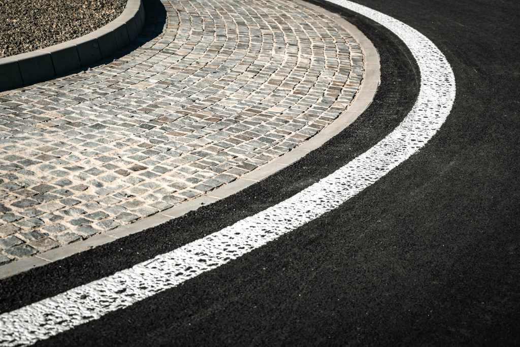po realizácii - pohľad 6 - detail cesty kruhového objazdu